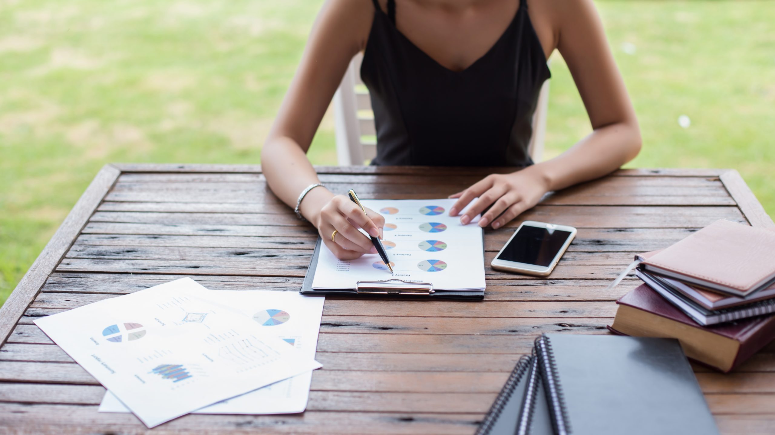 Wysoki kąt widoku kobiety czytającej książkę