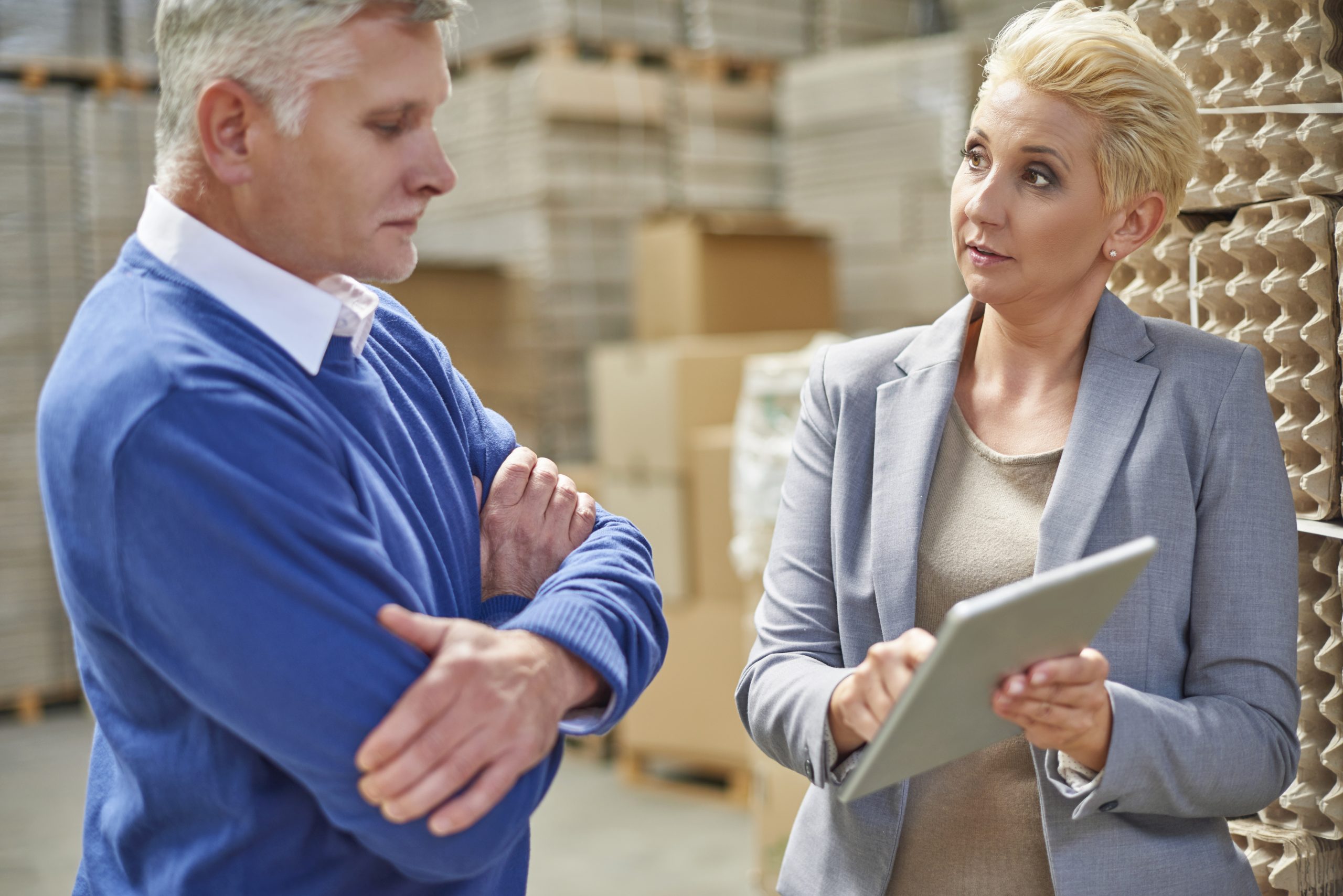 Dwóch ludzi pracujących w magazynie.