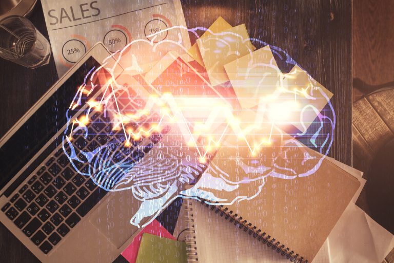 Podwójna ekspozycja hologramu rysunkowego mózgu na tle stołu roboczego z widokiem z góry z komputerem. Koncepcja dużych zbiorów danych