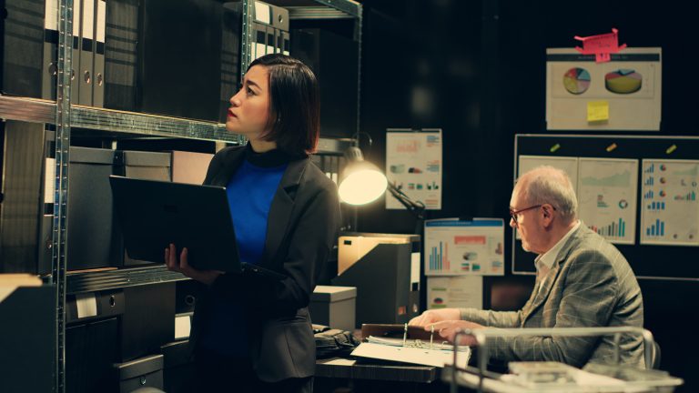 Prywatny detektyw organizuje archiwowane akta dla łatwego dostępu