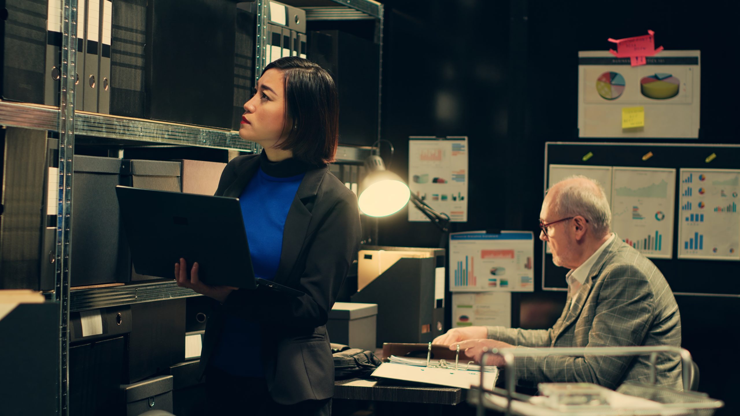 Prywatny detektyw organizuje archiwowane akta dla łatwego dostępu