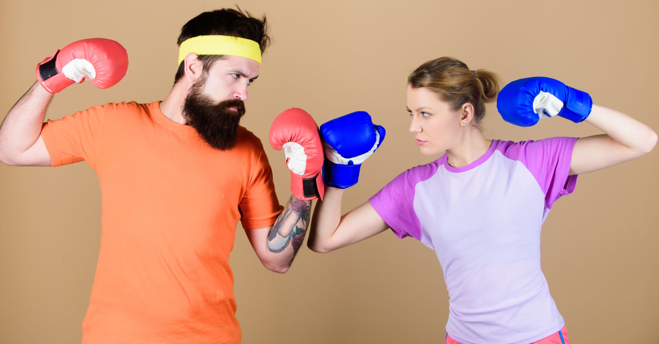 Wykrawanie sport Trening sukcesu z nokautem trenera i energia para trening w rękawicach bokserskich odzież sportowa Walka Szczęśliwa kobieta i brodaty mężczyzna trening na siłowni boks para boks trening