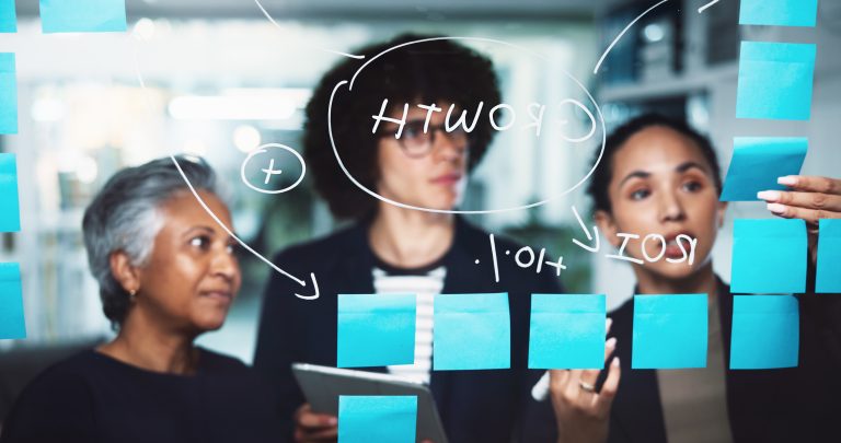 Ludzie biznesu nocą na spotkaniu z karteczkami samoprzylepnymi do planowania harmonogramu pracy zespołowej lub burzy mózgów w biurze. Grupa pracowników lub wzrost korporacyjny z mapą myśli dla zadań agendy firmy lub pomysłów