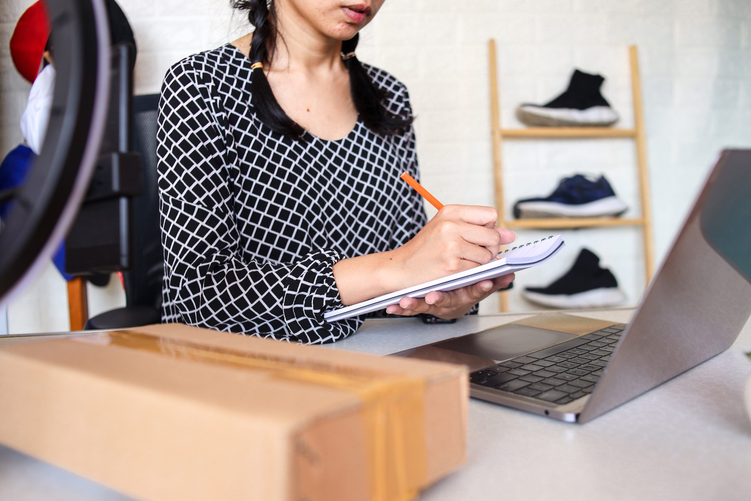 Właściciele małych przedsiębiorstw korzystający z komputerów i notebooków w pracy sprawdzający zamówienia klientów