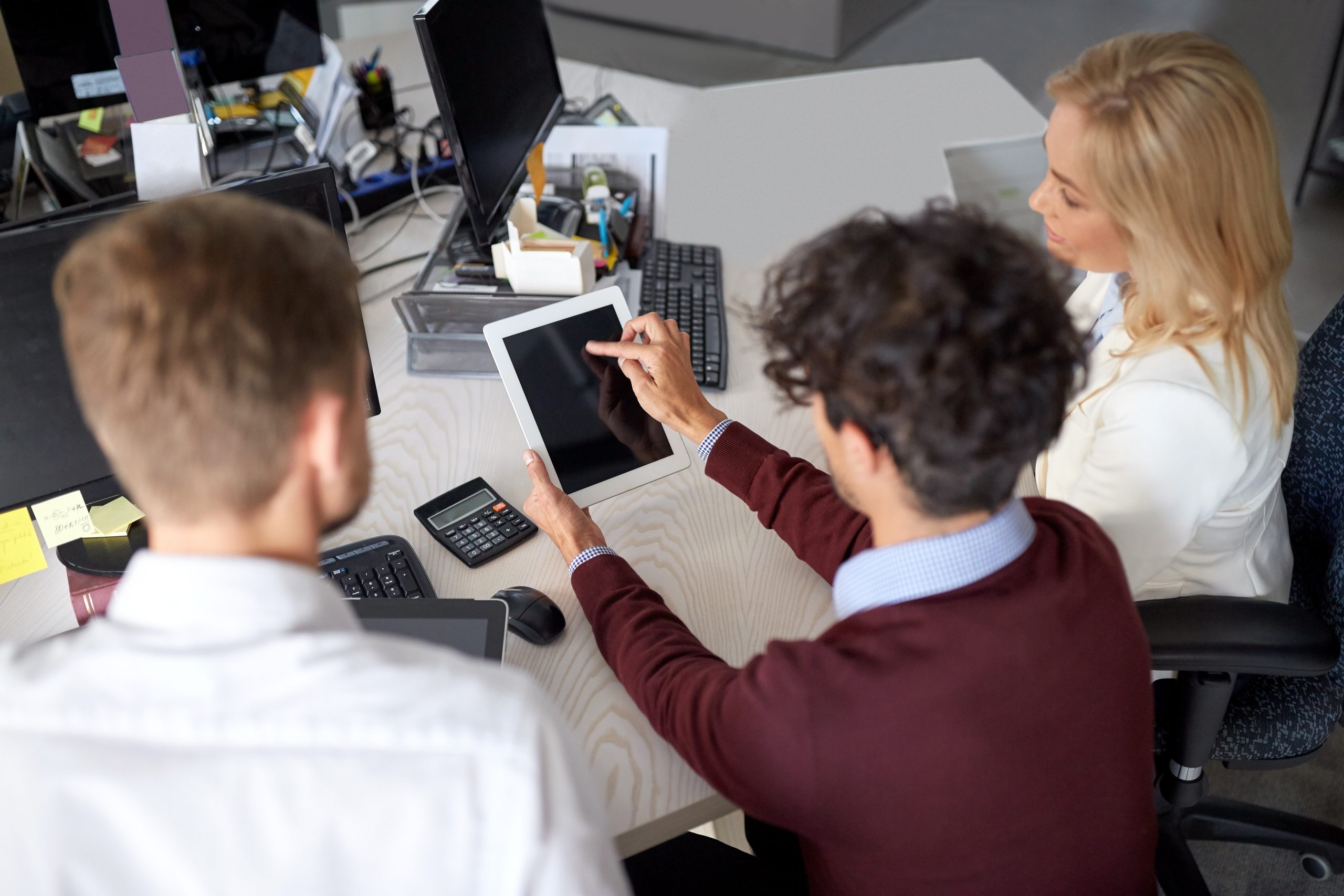 ludzie, technologia, praca i koncepcja korporacyjna - zespół biznesowy z komputerem typu tablet PC w biurze